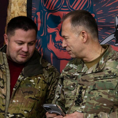 Двое мужчин пытаются прорваться к многоквартирным домам