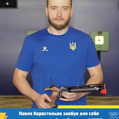 Павло Коростильов на п'єдесталі з медаллю