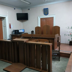 Жінка з суддям на тлі російського прапору