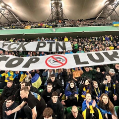 Украинские футбольные фанаты протестуют против Путина и Лукашенко