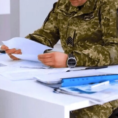 Молодая женщина отбирает у работников паспорт