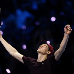 Тенісист тримає кубок переможця ATP