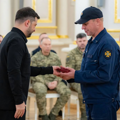 Зеленський нагородив пілота ДСНС орденом