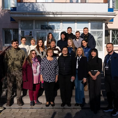 Девушка играет с собакой в парке