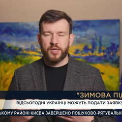 Люди ждут в очереди на выплату