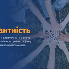 Статуя античного философа на фоне облаков