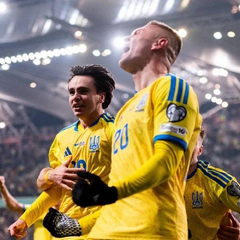 Флаг Украины на фоне футбольного поля