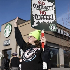 Фото мерів відмовляються від кави від Starbucks