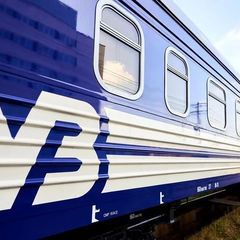 Потяг на залізничній станції в Польщі