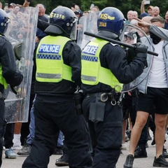 Мигранты возле конфискованных ценностей