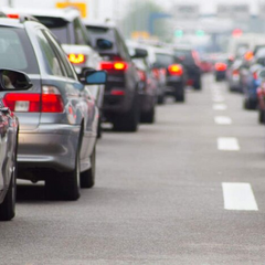 Автомобільна дорога зі знаками і світлофорами