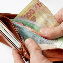 Українські гривні в руках українців у 2026 році