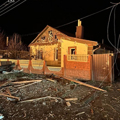 Жіноча обгороджена з російською зброєю