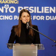 Фасад нового здания Украины Электроника на фоне солнца