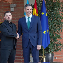 Логотип України та Іспанії на фоні грошових купюр