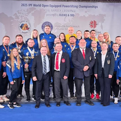 Сборная Украины празднует победу в пауэрлифтинге