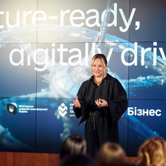 Человек заполняет аудит-документы на компьютере