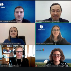 Людина на інвалідному візку на пляжі