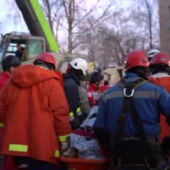Рятівники Тернополя дістали чоловіка з-під завалів: унікальні кадри операції