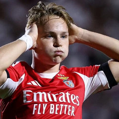 Зображення чоловіка за ґратами