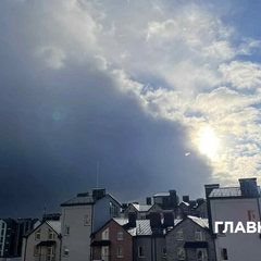 Хмарно з проясненнями, місцями дощ