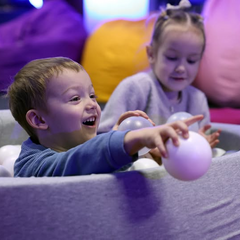 Людина читає казку дітям на аудіокнизі