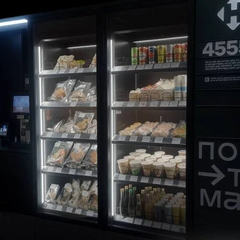 Поштомат Нової пошти з кавою