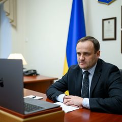 Логотип ІМО на тлі прапора України