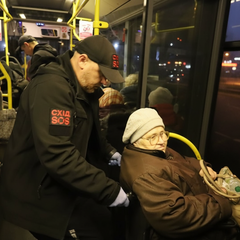 Группа пожилых людей получает помощь