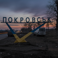 Російські окупанти біля вокзалу у Покровську
