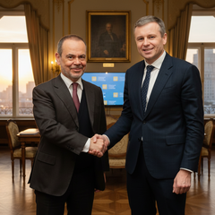 Показ рук вместе на украинском флаге