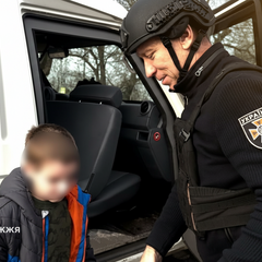 Евакуація під обстрілами: дві багатодітні сім'ї
