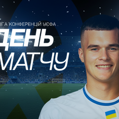Логотип ФК Динамо Київ і Омонія на стадіоні