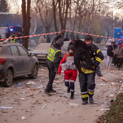 Спасатели посещают мальчика под завалами
