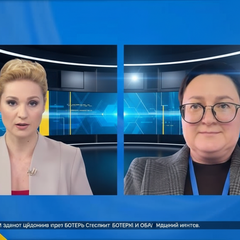 Группа людей разговаривает на фоне денежных купюр