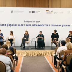 Дитина грає в яслах та садку