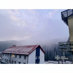 Туристы в горах Карпаты в тумане