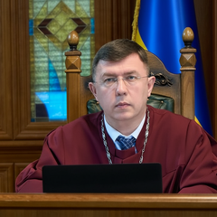 Судья думает за столом на заседании