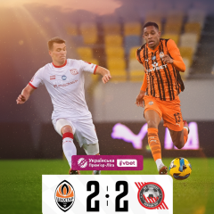 Гравець ФК Шахтар ударяє по м'ячу