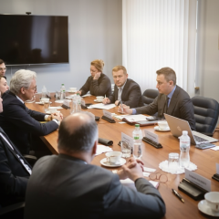 Логотип UNIQA на фоні карти України