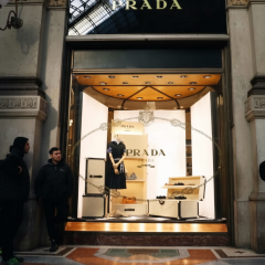 Логотипи Prada і Versace на фоні