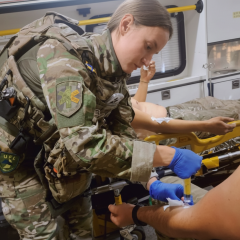 Медики бійців і тварин в Донеччині