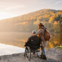 Людина на інвалідному візку в місті