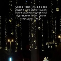 Свічка запалена в темряві