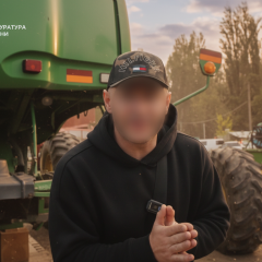 Шахраї в костюмах фермерів на тлі грошей