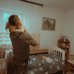 Father-Defender meets with children at the front