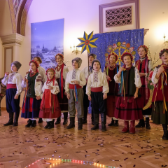Святой Николай вручают подарки детям