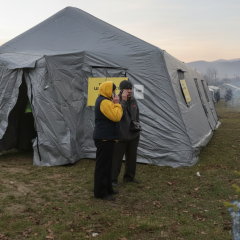 Рятувальники допомагають потерпілим після удару