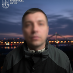 Поліцейський затримує чоловіка за зґвалтування