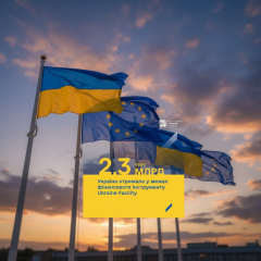 Люди с украинскими флагами на демонстрации